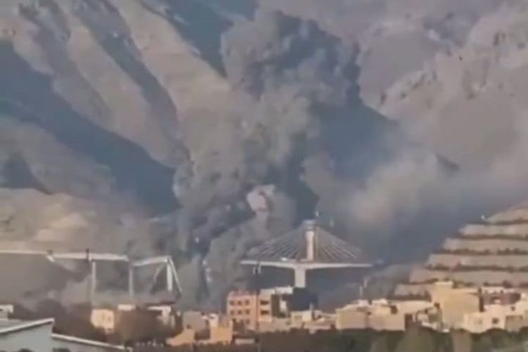 Jembatan yang menghubungkan Karaj dan ibu kota Iran, Teheran, runtuh dibombardir serangan AS.