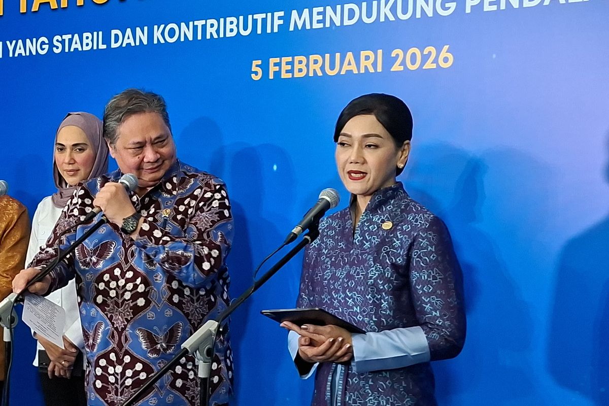 Pjs Ketua-Wakil Ketua OJK Friderica Widyasari bersama Menko Airlangga Hartarto di Konferensi pers acara Pertemuan Tahunan Industri Jasa Keuangan di Hotel Bidakara, Jakarta, Kamis (5/2/2026). 