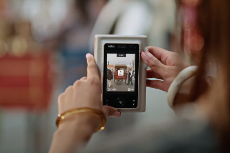 Ilustrasi merekam audio menggunakan InstaX Mini Liplay Plus