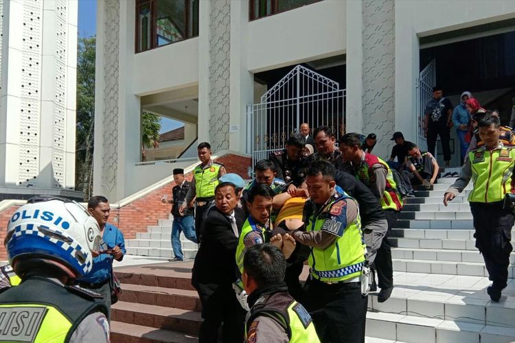 Tampak anggota polres Bandung tengah membopong Aiptu Cecep, Anggota Bhabinkamtibmas yang meninggal usai upacara hari Bhayangkara ke 73