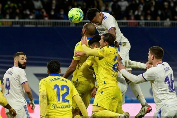 Bek tengah Real Madrid, Eder Militao, tengah berduel saat laga melawan Cadiz pada pekan ke-18 Liga Spanyol.