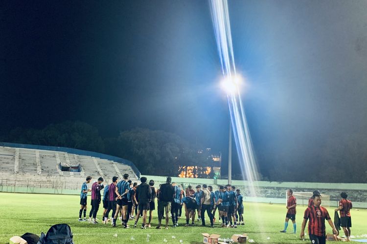 Arema FC usai menjalani laga ujicoba disela-sela laga tunda di Stadion Gajayana Kota Malang, Sabtu (6/4/2024) malam.