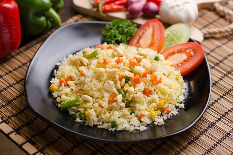 Ilustrasi nasi goreng bumbu iris seperti bawang putih dan bombai.