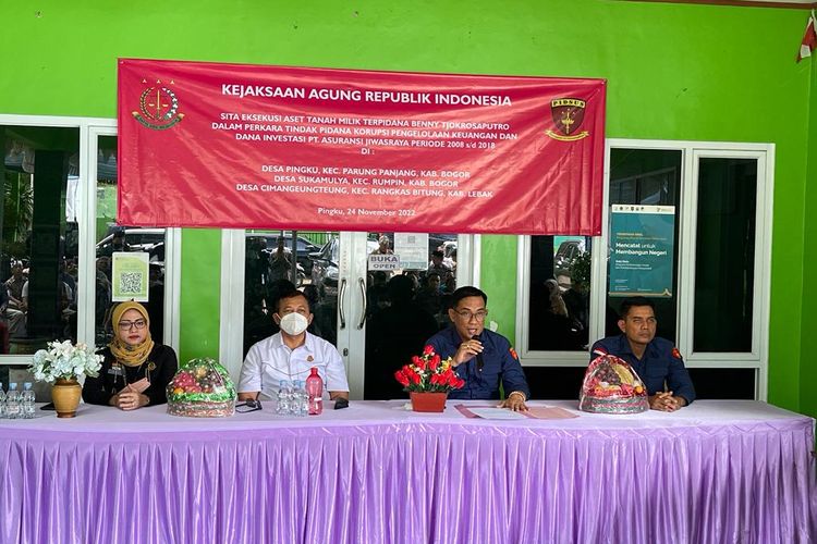 Tim Kejagung melakukan penyitaan terhadap 209 bidang tanah milik terdakwa Benny Tjokro di wilayah Jawa Barat dan Banten pada Kamis (24/11/2022).