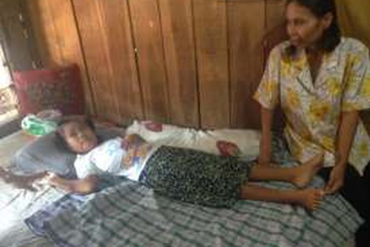 Ana Amelia berbaring lemah di kasurnya karena tak bisa bergerak akibat jatuh terduduk di sekolahnya di Semarang, Jawa Tengah.