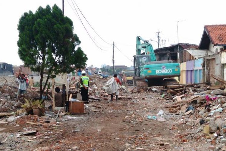 Pasca penggusuran di Bukit Duri, Tebet, Jakarta Selatan, alat berat masih meratakan tanah untuk proyek normalisasi Ciliwung. Selasa (4/10/2016)