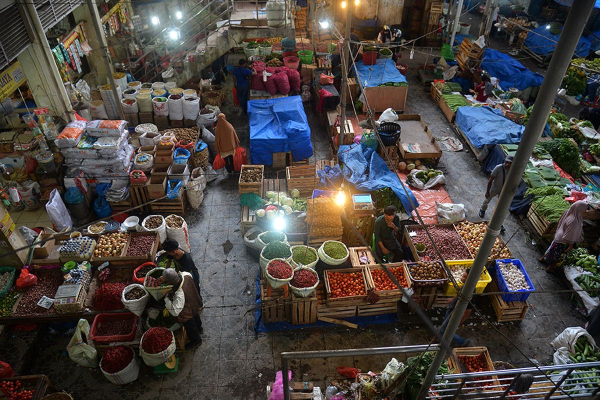 Pedagang menunggu pembeli di Pasar Tradisional Peunayung, Banda Aceh, Aceh, Kamis (26/3/2020). Kalangan pedagang di pusat perbelanjaan itu menyatakan omset penjualan mereka menurun hingga 50 persen akibat sepinya pengunjung sejak mewabahnya COVID-19.