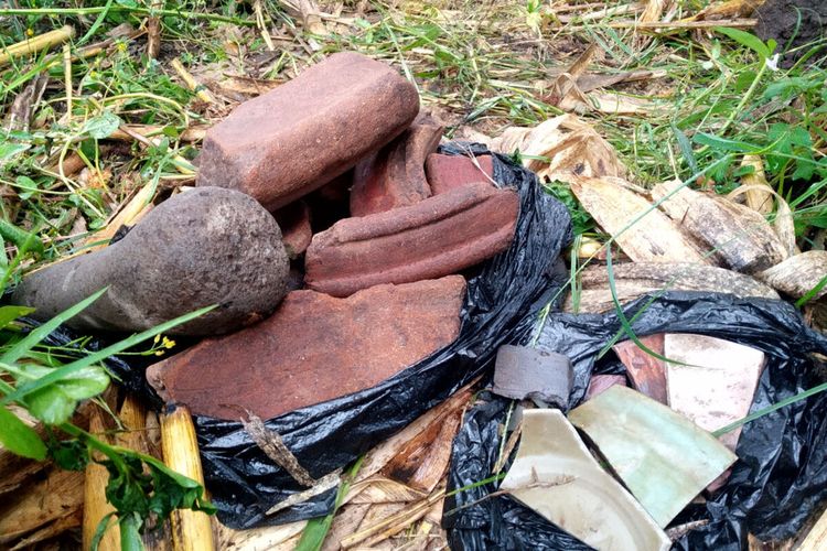 Gandek, pecahan keramik dan gerabah di lokasi survei penyelamatan sebuah situs batu bata kuno di belakang RSUD Mardhi Waluyo Kota Blitar, Jumat (24/9/2021)