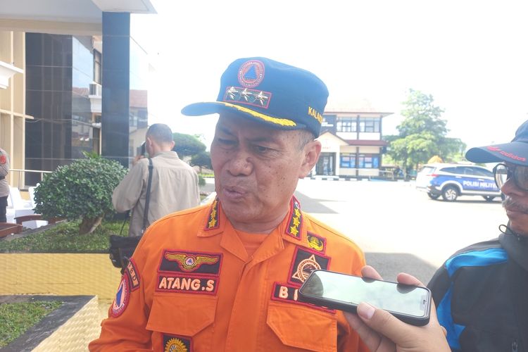 Kepala Pelaksana BPBD Sumedang Atang Sutarno diwawancara Kompas.com di Mapolres Sumedang, Jumat (20/12/2024) pagi. KOMPAS.com/AAM AMINULLAH