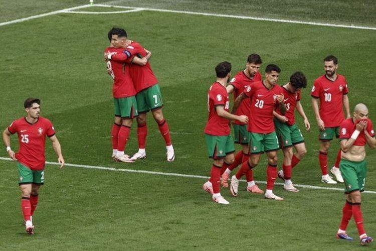 Gelandang Portugal, Bruno Fernandes, berselebrasi bersama rekan setimnya termasuk Cristiano Ronaldo dalam matchay ketiga Euro 2024 antara Turkiye vs Portugal di Stadion BVB pada 22 Juni 2024.