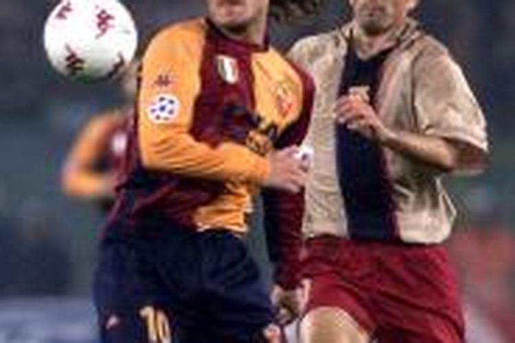 Kapten AS Roma, Francesco Totti, saat menghadapi Barcelona pada Liga Champions 2001-02. 