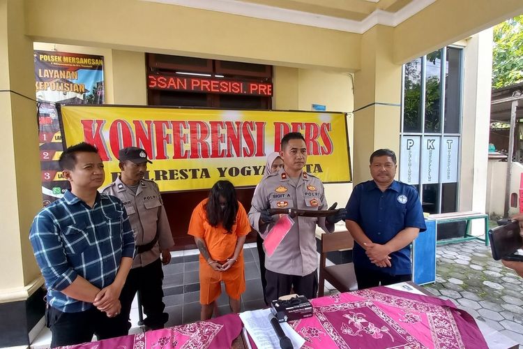 Kapolsek Mergangsan Kompol Sigit Ariyanto menunjukkan barang bukti berupa golok yang diguanakan Senja aniaya tukang parkir, Jumat (8/3/2024).
