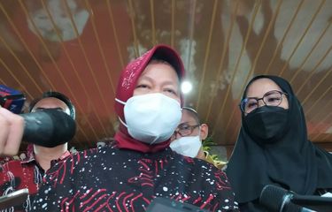 Menteri Sosial (Mensos) Tri Rismaharini di Kantor Kementerian Sosial (Kemensos) di Jalan Salemba Raya, Jakarta, Kamis (2/12/2021)