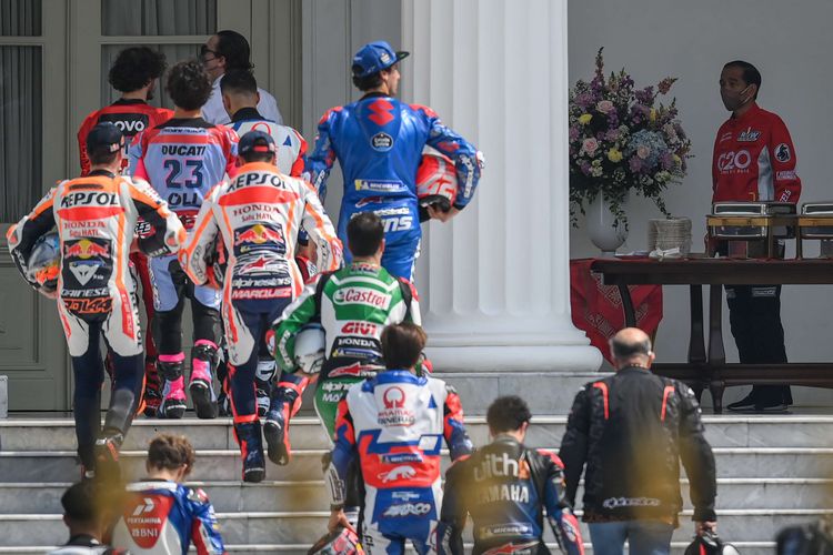Presiden Joko Widodo (kanan) menerima sejumlah pebalap MotoGP sebelum parade di Istana Merdeka, Jakarta, Rabu (16/3/2022). Parade tersebut merupakan bentuk apresiasi atas kerja keras Pemerintah dalam mempersiapkan pagelaran MotoGP Mandalika pada 18-20 Maret 2022.