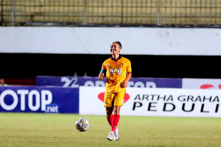 Pemain Persik Kediri Arthur Irawan usai saat pertandingan pekan ke-16 Liga 1 2022-2023 melawan Persikabo 1973 yang berakhir dengan skor 0-0 di Stadion Maguwoharjo Sleman, Rabu (21/12/2022) malam.