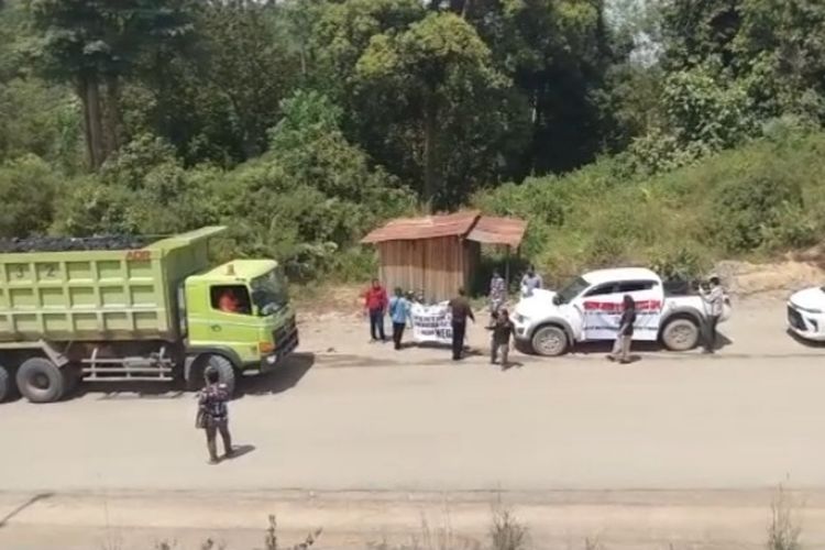 Tangkapan layar video Perwakilan Pemuda Kutai Timur, Sugar Warjaya bersama beberapa pemuda lain saat menahan truk batu bara yang melintasi Jalan Poros Rantau Pulung, Kutai Timur, Kaltim, pada Selasa (17/1/2023). 