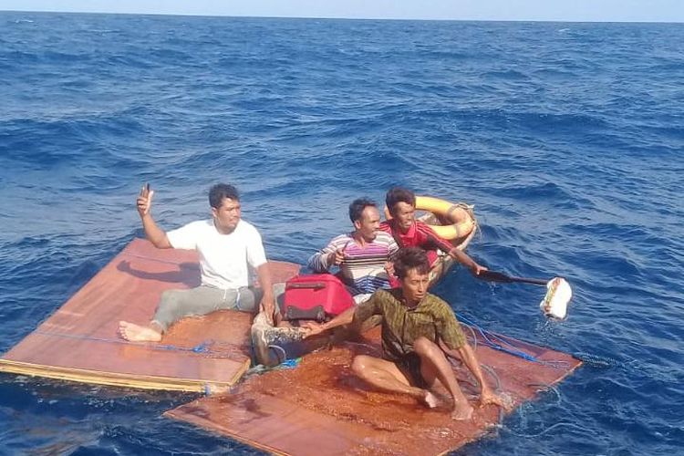 4 ABK Kapal Anugrah Ilahi selamat usai kapal mereka tenggelam di perairan Pulau Sapudi Kabupaten Sumenep, Jawa Timur, Senin (23/5/2022). 