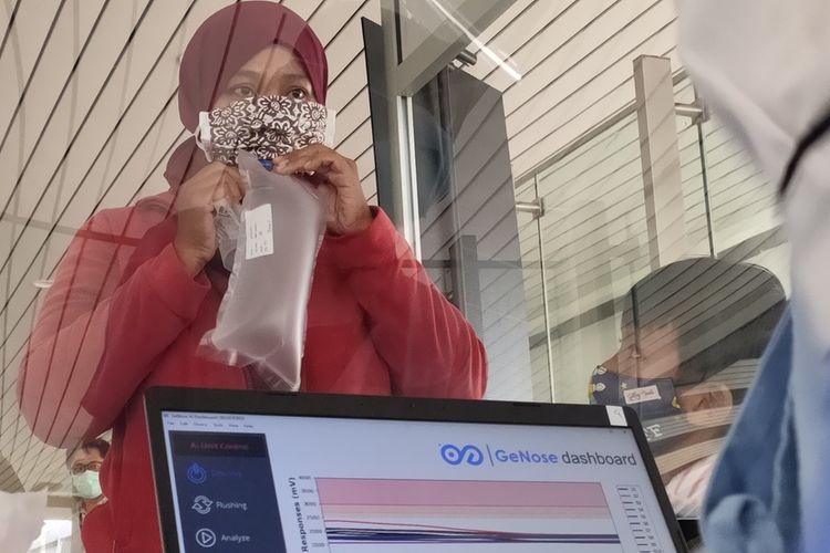 Calon penumpang pesawat menjalani pemeriksaan embusan nafas dengan alat GeNose C19 di Bandar Udara Yogyakarta International Airport di Kapanewon Temon, Kabupaten Kulon Progo, Daerah Istimewa Yogyakarta. PT Angkasa Pura I (Persero) memberlakukan dokumen negatif Covid-19 menggunakan GeNose mulai Kamis (1/4/2021).