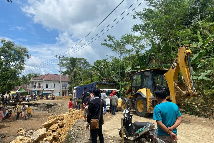Jalan rusak di Kabupaten Lebak, Provinsi Banten menyebabkan macet di Kecamatan Cikulur, Jumat (3/3/2023).