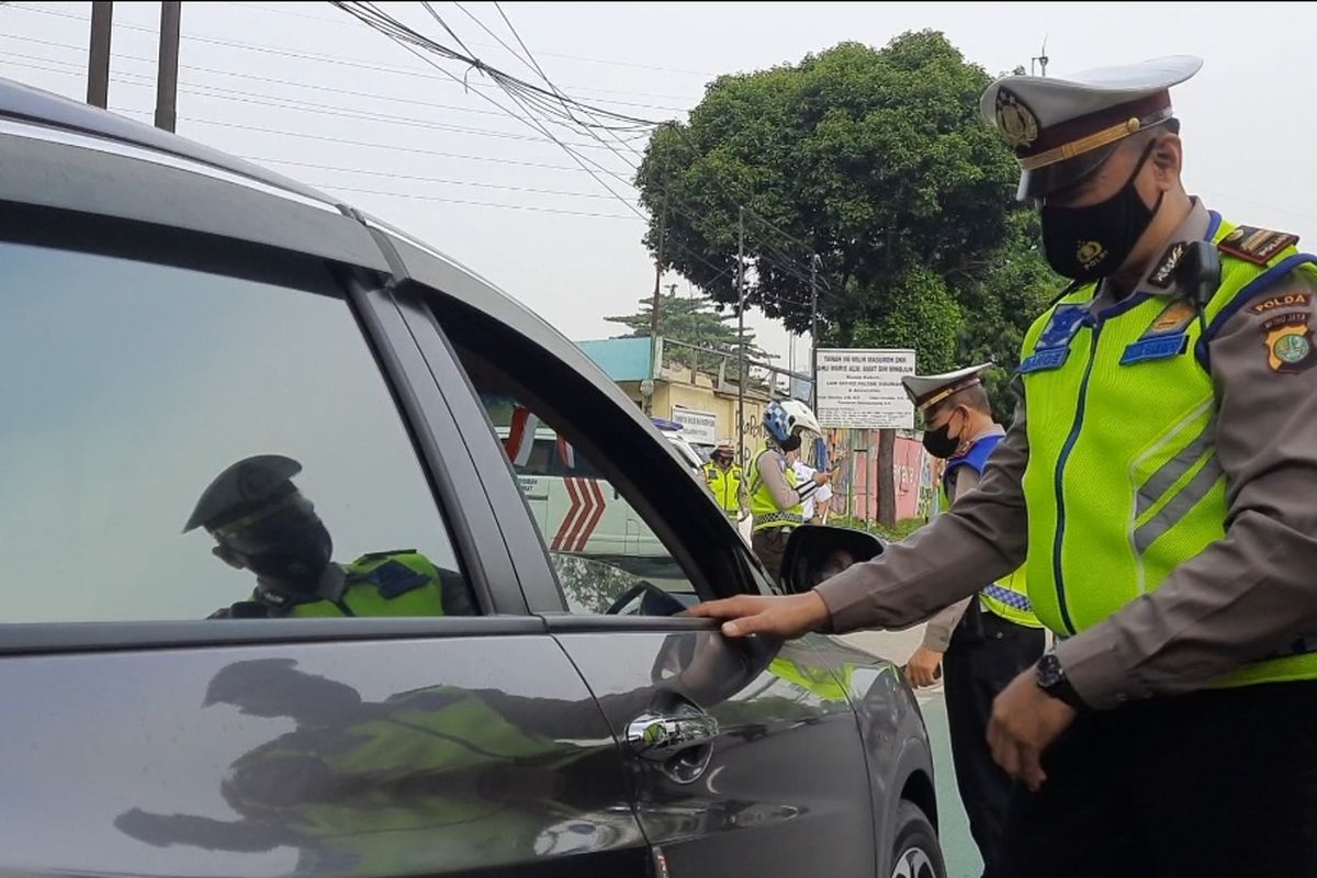 Puluhan mobil terjaring razia pemberlakuan ganjil genap di Jalan Pramuka, Utan Kayu Utara, Matraman, Jakarta Timur, pada Senin (6/6/2022).