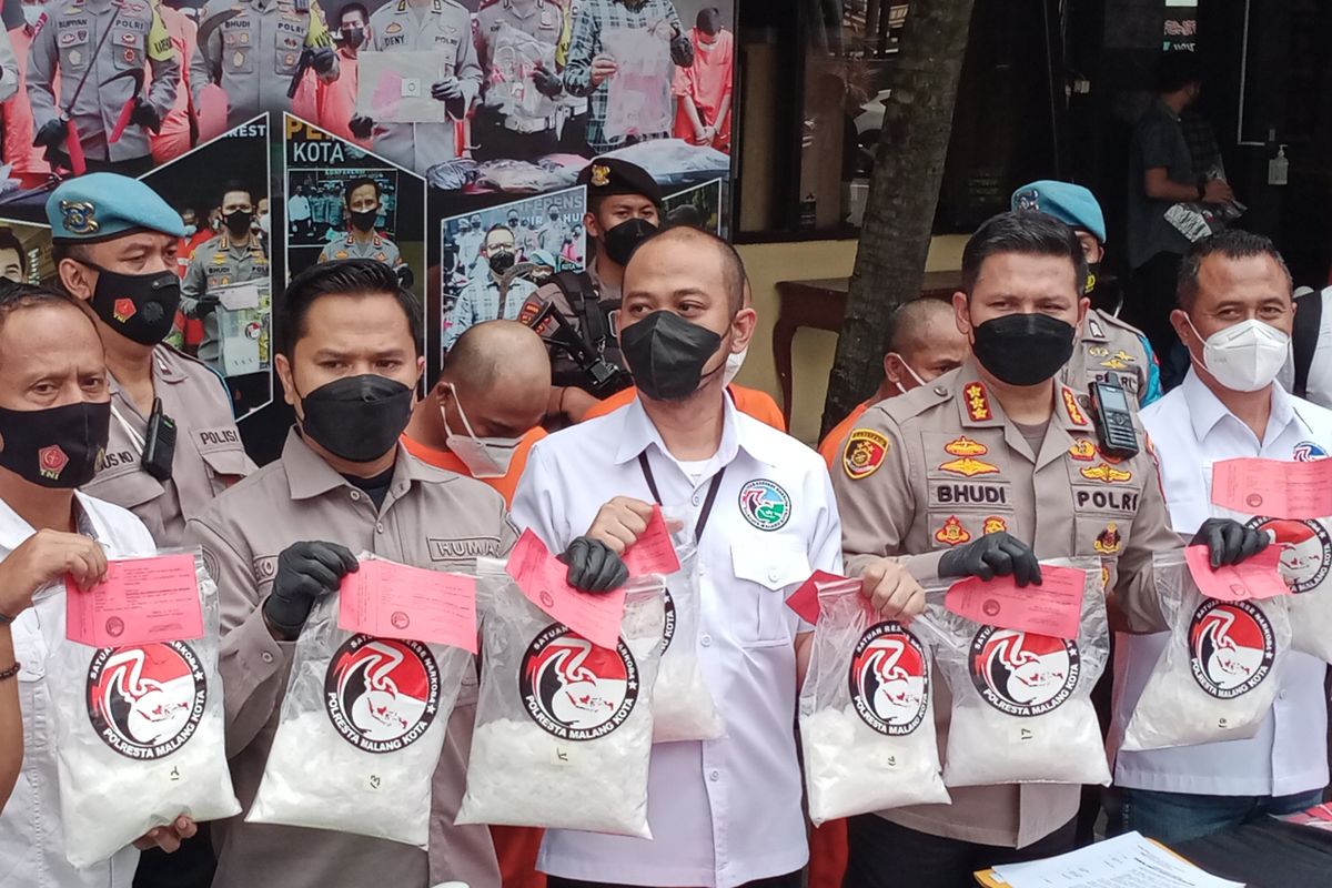 Kapolresta Malang Kota, Kombes Pol Budi Hermanto bersama petugas Kepolisian lainnya saat menunjukkan barang bukti narkotika jenis Sabu dari para tersangka di Mapolresta Malang Kota pada Selasa (7/6/2022). 