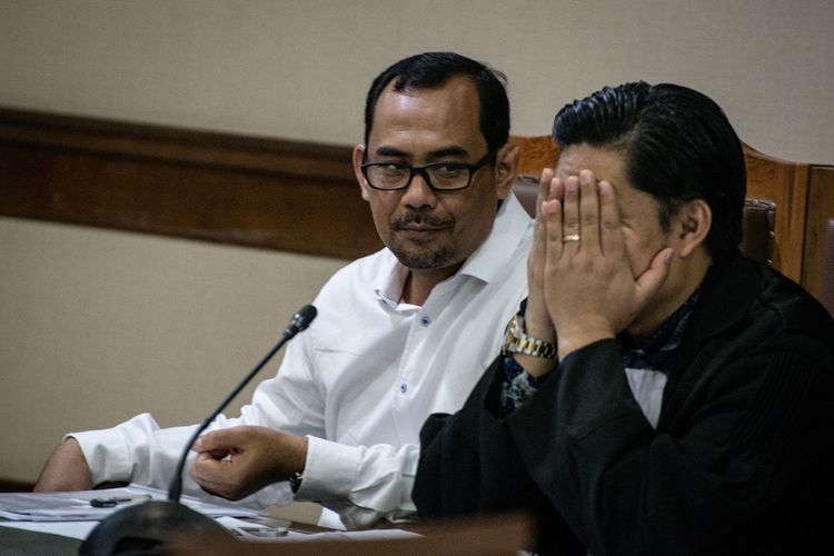 Terdakwa mantan Kepala Kantor Wilayah Kemenag Provinsi Jawa Timur Haris Hasanuddin (kiri) menjalani sidang lanjutan dalam kasus suap seleksi pengisian jabatan pimpinan tinggi Kementerian Agama, di Pengadilan Tipikor, Jakarta, Rabu (19/6/2019). Sidang tersebut beragenda mendengarkan keterangan saksi yang dihadirkan Jaksa Penuntut Umum KPK. ANTARA FOTO/Aprillio Akbar/pd.