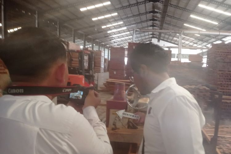 Polisi saat melakukan olah TKP di pabrik kayu di Desa Pelang, Kecamatan Kembangbahu, Lamongan, Jawa Timur, Senin (16/10/2023).