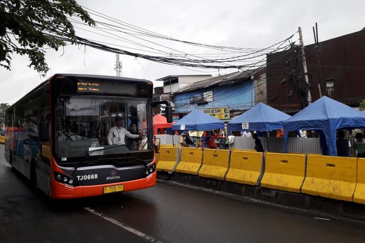 Transjakarta Tanah Abang Explorer melintasi jalan Jatibaru Raya, Jakarta Pusat setelah pergantian jam dengan angkot pukul 08.00 WIB pada Senin (5/2/2018).