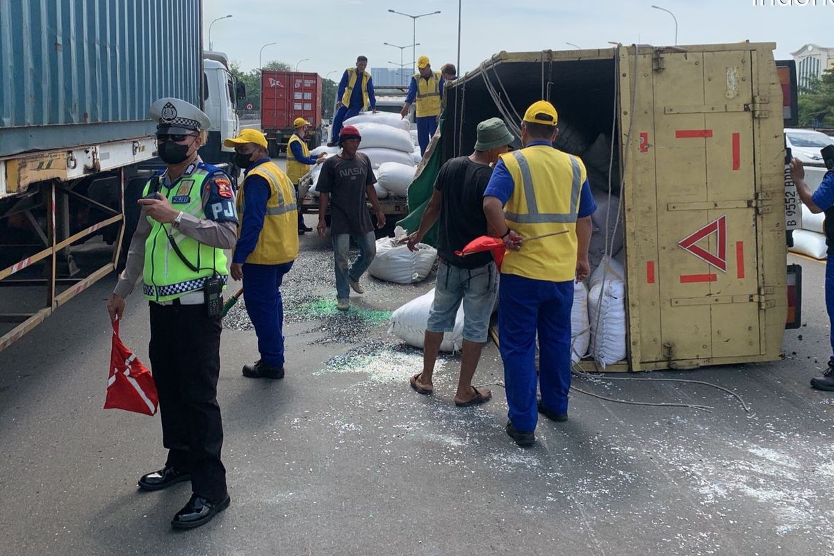 Truk Muatan Beras Terguling Di Tol Cengkareng, Sebabkan Kemacetan 1 Km