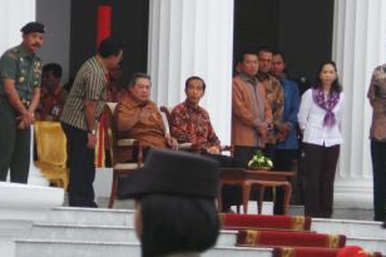 SBY dan Jokowi saat geladi bersih di Istana Merdeka, Minggu (19/10/2014)