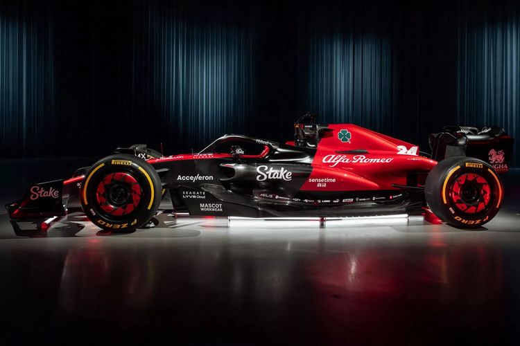 Alfa Romeo melelang replika mobil balap F1 Alfa Romeo C43 model 2023 untuk pembeli yang tertarik.