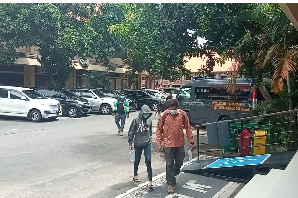 Korban bersama kuasa hukumnya tiba di Polda Bali, Jumat (18/12/2020).