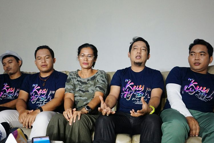 Para personel grup musik Wali Band bersama sutradara video klip Viva Westi dalam jumpa pers pembuatan video klip single Kuy Hijrah di kawasan Cilandak, Jakarta Selatan, Selasa (16/4/2019).
