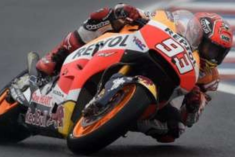 Pebalap Repsol Honda asal Spanyol, Marc Marquez, memacu motornya pada sesi pemanasan GP Argentina di Autodromo Termas de Rio Hondo, Minggu (3/4/20160.
