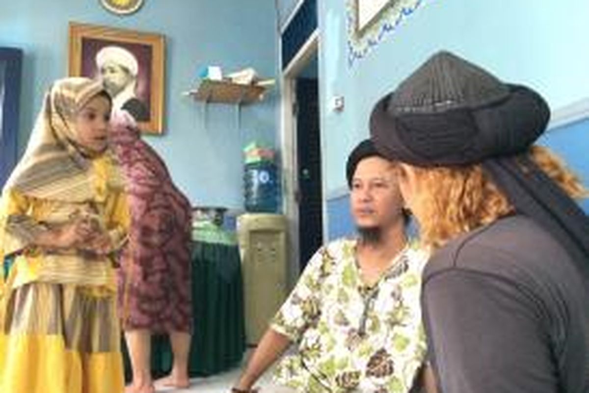 Yayasan Majelis Zikir Latiful Akbar di Jl. Bougenville No.16, Rt 007/06, Rawa Badak Selatan, Koja, Jakarta Utara, merayakan hari raya Idul Fitri, Kamis (16/7/2015).