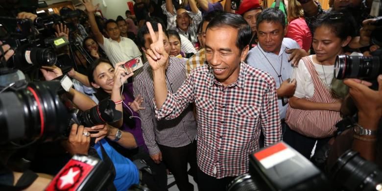 Calon presiden nomor urut 2, Joko Widodo atau Jokowi, menyapa wartawan dengan salam dua jari, seusai memberikan keterangan di Rumah Pemenangan Jalan Cemara, Menteng, Jakarta Pusat, Kamis (10/7/2014). Jokowi menyampaikan ucapan terima kasih kepada semua media yang telah membantu dan mengikuti proses Pemilihan Presiden 2014.