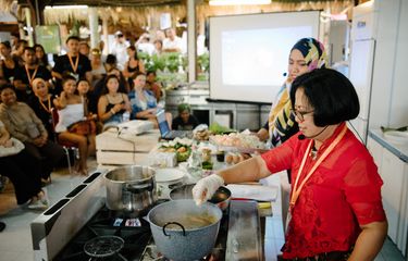 Sisca Soewitomo memasak hidangan khas Indonesia di Ubud Food Festival 2018.