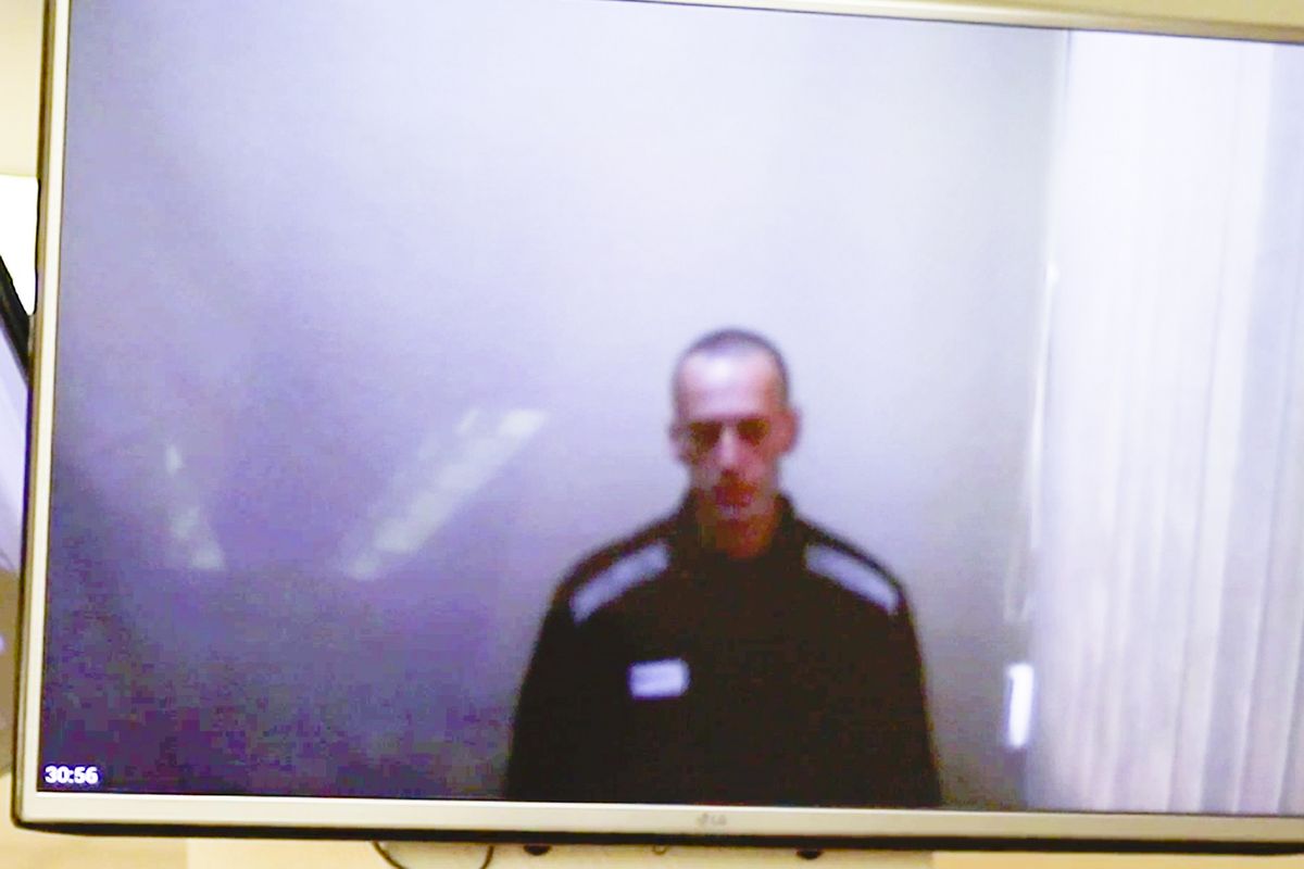 Dalam tangkapan video yang dirilis Pengadilan Distrik Babuskinsky pada Kamis, 29 April 2021, nampak tokoh oposisi Rusia Alexei Navalny muncul di siaran televisi dalam sidang banding atas dakwaan penghinaan veteran Perang Dunia II.