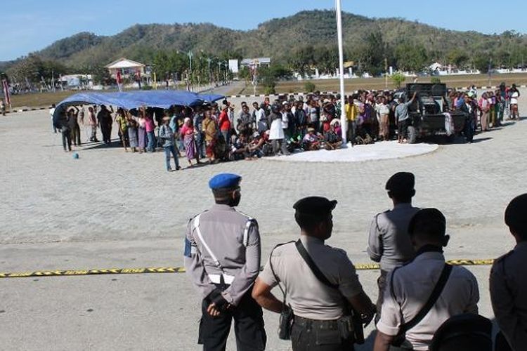 Ilustrasi: Ratusan warga eks Timtim di Kabupaten Timor Tengah Utara (TTU), Nusa Tenggara Timur, berunjuk rasa di halaman kantor Bupati TTU karena tidak mendapat bantuan yang telah disalurkan pemerintah pusat, Rabu (21/8/2013).