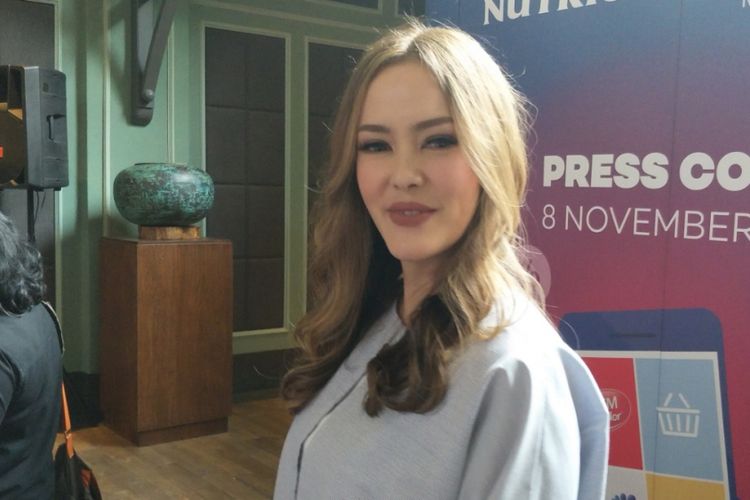 Cathy Sharon usai menghadiri jumpa pers Nutricia Sarihusada dan Lazada di Suasana Restaurant, Setiabudi, Jakarta Selatan, Rabu (8/11/2017).