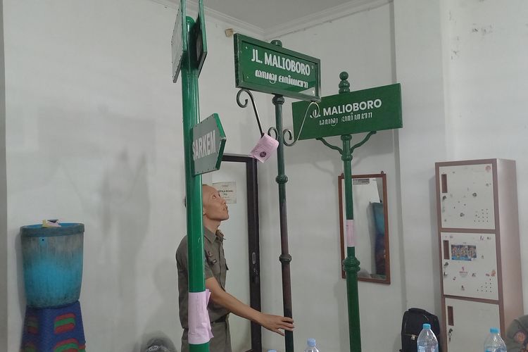 Melanggar Perda, 7 Plang Malioboro Milik Fotografer Ditertibkan Satpol PP Yogyakarta