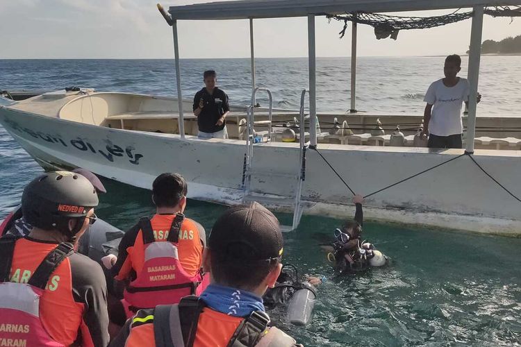 Tim SAR gabungan mengevakuasi wisatawan Amerika Serikat yang meninggal dunia saat menyelam si kedalaman pulang meter di bawah perairan Gili Trawangan, Senin (20/2/2023).