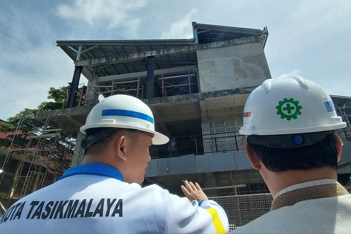 Pj Wali Kota Tasikmalaya Cheka Virgowansyah, sedang memberikan pengarahan kpada Kadis PUTR Kota Tasikmalaya tentang penyelesaian proyek gedung mangkrak 2 tahun di Dadaha, Kota Tasikmalaya, Jumat (18/11/2022).