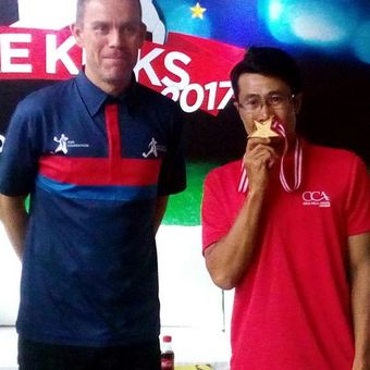 Technical Advisor Asian Soccer Academy (ASA) Foundation Lee Hawkins dan pelatih Soccer Grass Root Academy (SGRA) Cimanggung, Sumedang, Jawa Barat Cecep Setia Mukhlis saat peluncuran Coke Kicks 2017, Kamis (13/4/2017) di Jakarta.