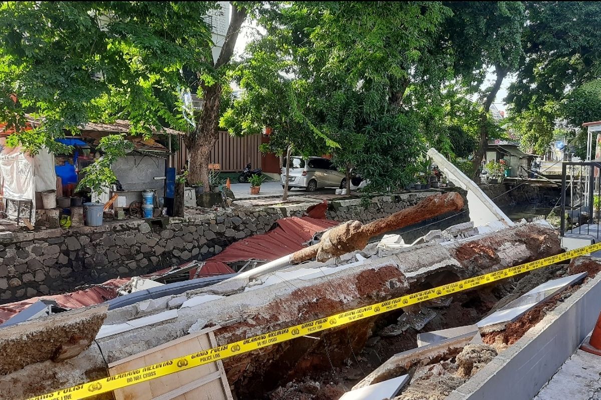 Gedung kantor RW 11 Kelurahan Kelapa Gading Timur, Kecamatan Kelapa Gading, Jakarta Utara ambruk pada Rabu (31/1/2024) malam.