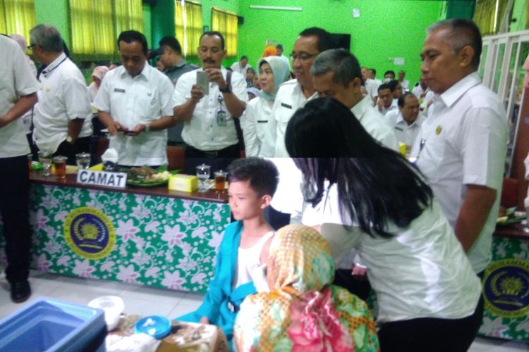 Kegiatan Imunisasi MR di SD Mujahidin Wonosari, Gunungkidul, Yogyakarta, Rabu (2/8/2017).