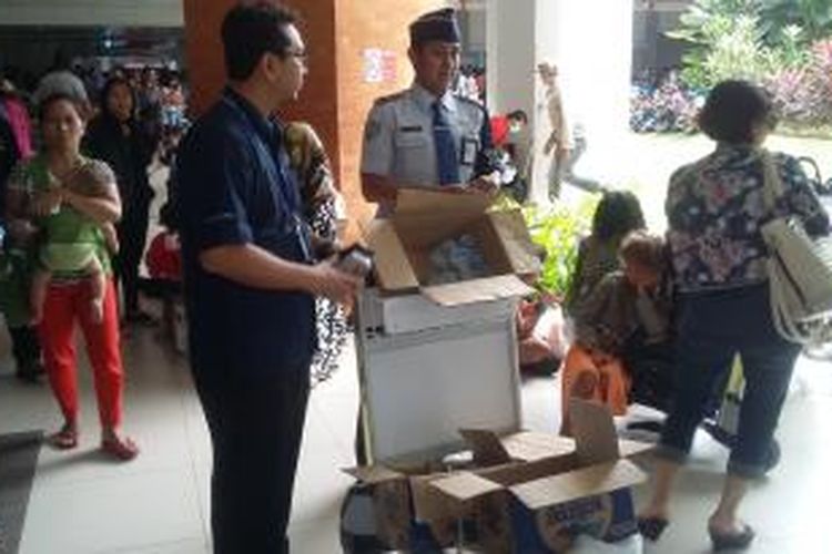 Petugas bandara tawarkan air mineral kepada calon penumpang di Bandara Ngurah Rai Bali 