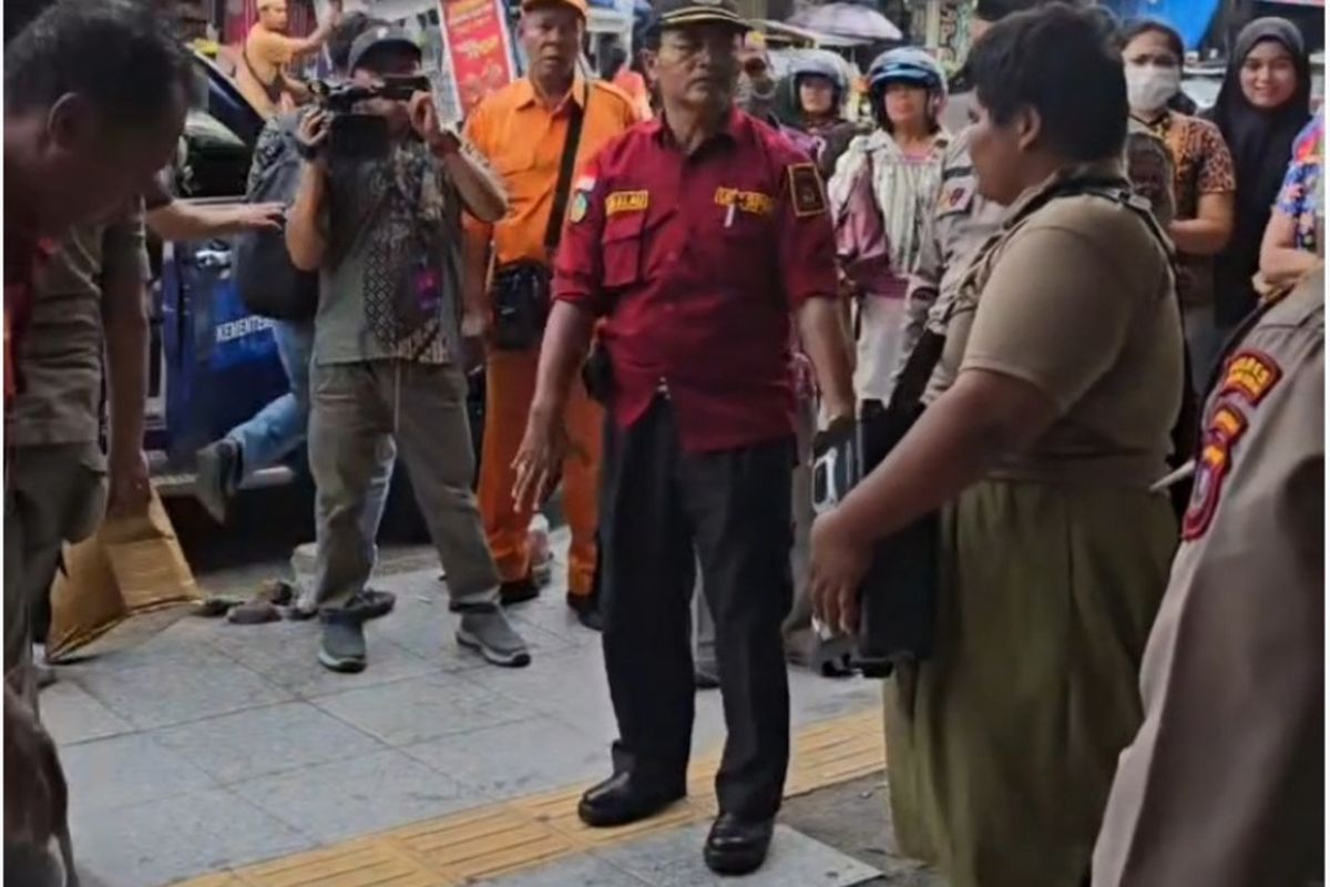 Tangkapan layar video seorang tunanetra mengamuk di depan Toko Roti Ganda, Jalan Sutomo, Kota Pematangsiantar, Sumatera Utara.