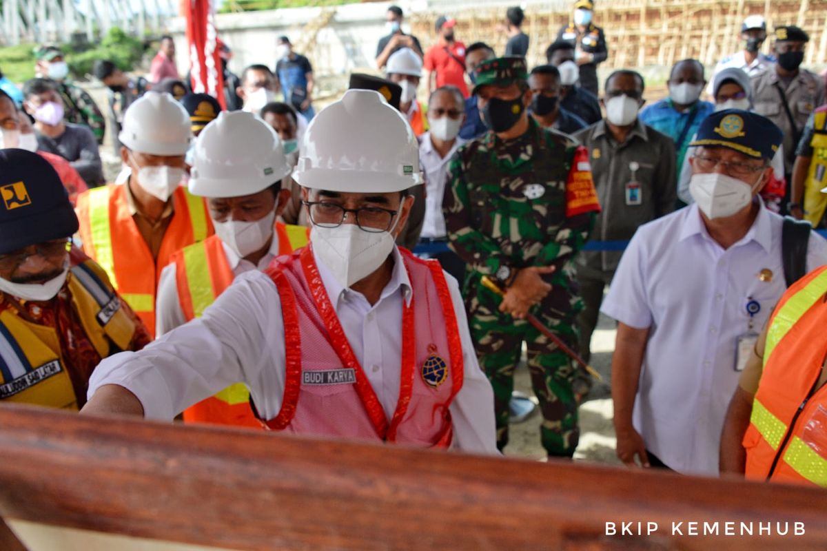 Menteri Perhubungan Budi Karya Sumadi saat meninjau progres pembangunan Bandara Siboru di Fak-fak, Papua Barat pada Jumat (24/9/2021).