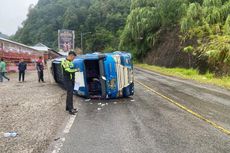 Bus AKDP Terbalik Setelah Tabrak Sepeda Motor di Solok, 8 Orang Terluka